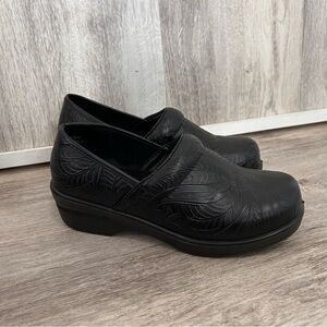 Judith Embossed Slip On Clog Women 6 Black Tooled Garden Nonslip Western Cottage